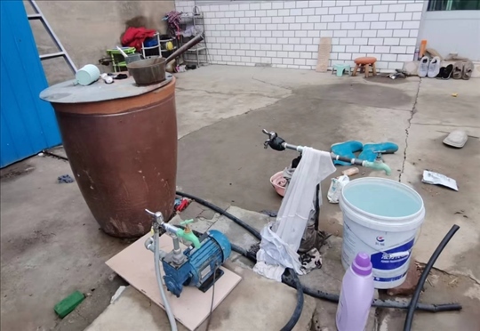 用來(lái)抽水的增壓泵。 人民網(wǎng)記者 金慧慧攝