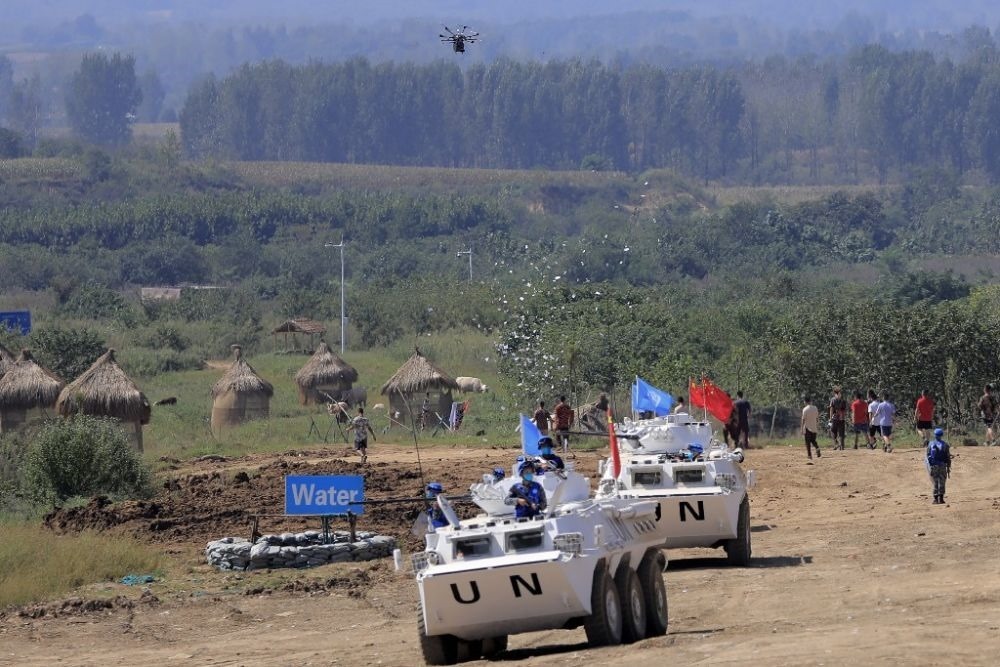 ↑2021年9月15日，在“共同命運(yùn)-2021”國際維和實(shí)兵演習(xí)綜合演練中，維和分隊(duì)采用無人機(jī)拋撒傳單宣傳和平理念。新華社記者 劉芳 攝