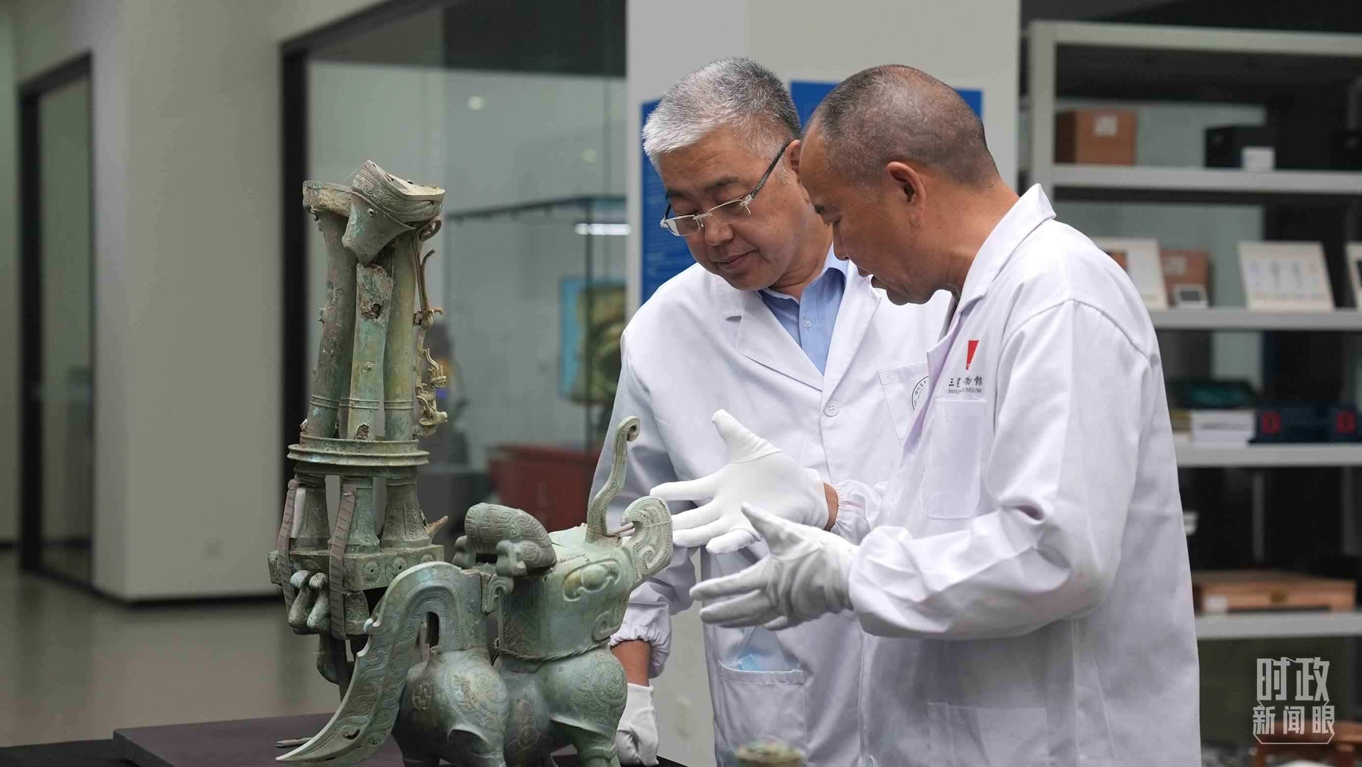△三星堆文保專家正在就修復(fù)方案進(jìn)行討論。（總臺(tái)央視記者劉琦拍攝）
