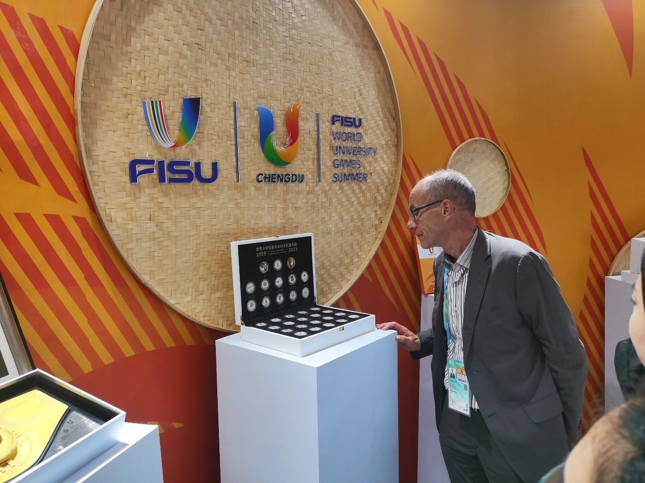 國際大體聯(lián)代理主席雷諾·艾德參觀大運(yùn)會(huì)特許商品。 人民網(wǎng)記者 楊磊攝