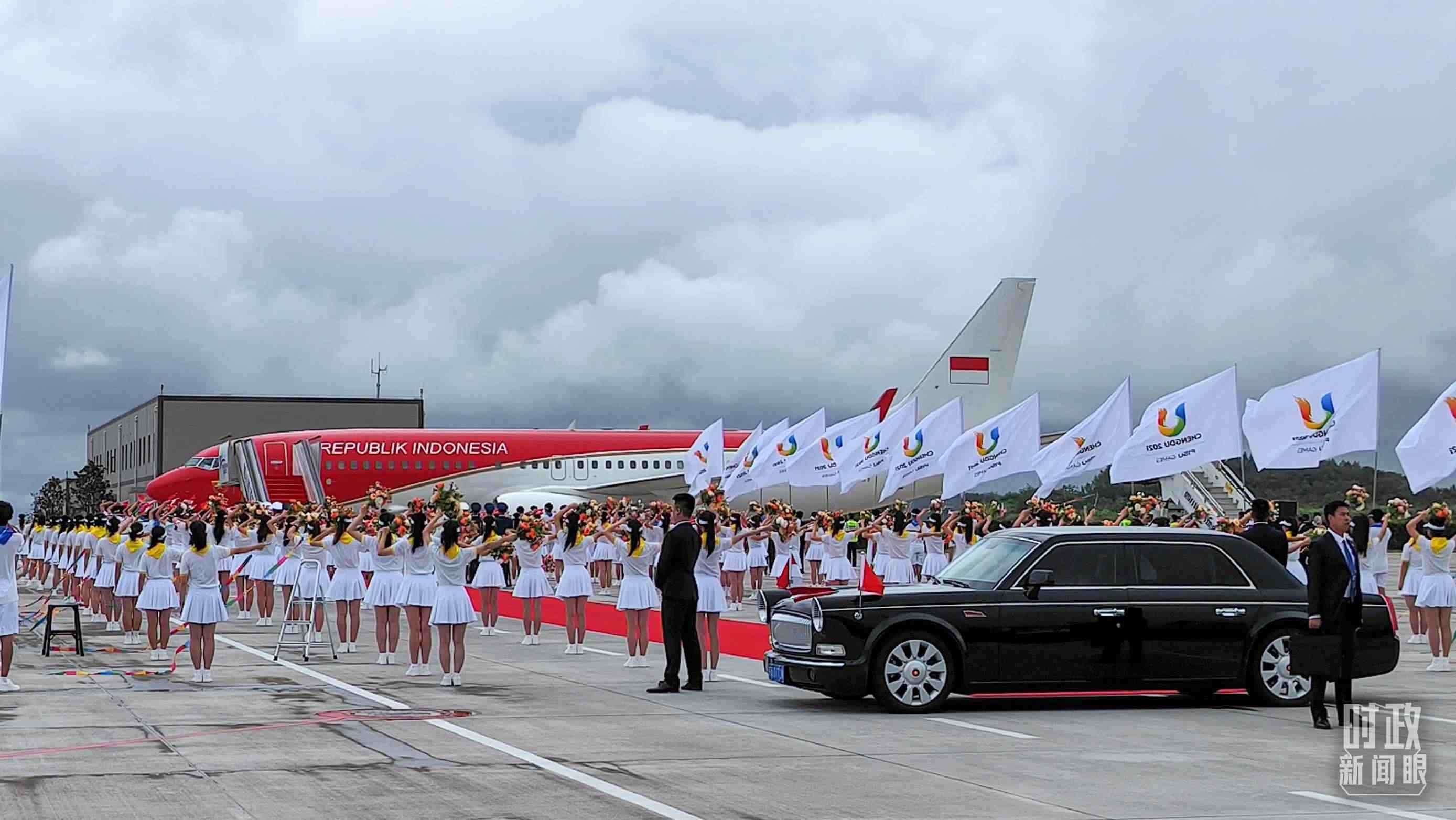 7月27日下午，印尼總統(tǒng)佐科抵達成都。（總臺央視記者王子杭拍攝）