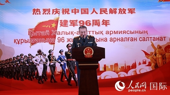 哈國(guó)防部副部長(zhǎng)卡馬列特季諾夫中將發(fā)表致辭。人民網(wǎng)記者 李強(qiáng)攝