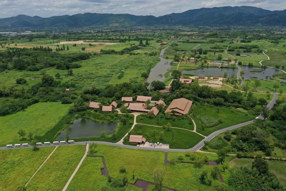 這是在浙江省杭州市余杭區(qū)拍攝的良渚古城遺址公園（2022年7月6日攝，無人機照片）。新華社記者 黃宗治 攝