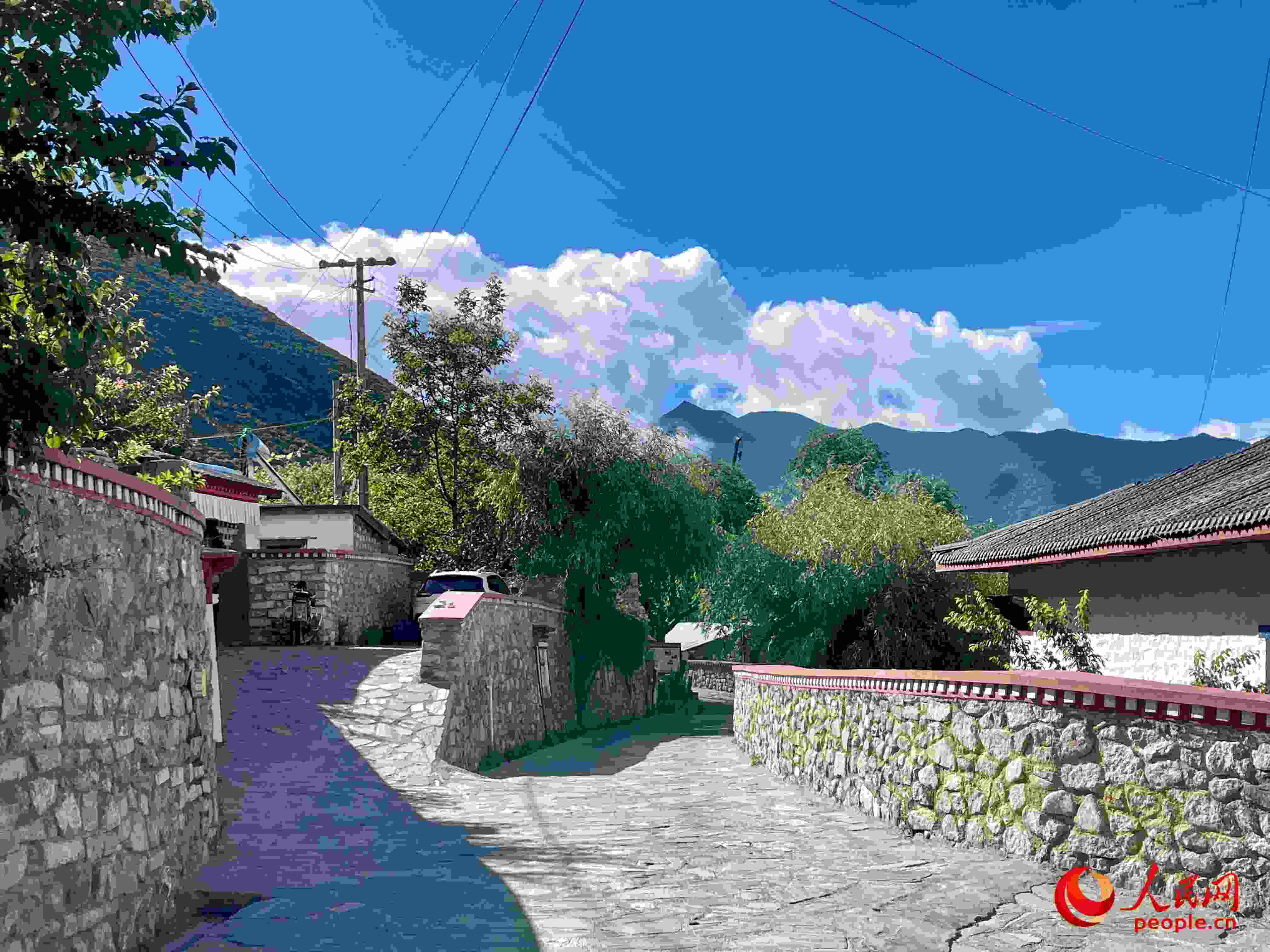 嘎拉村的村貌。人民網(wǎng) 周靜圓攝
