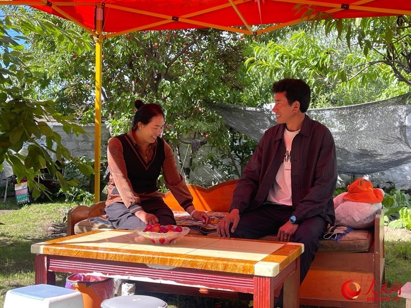 嘎拉村村民達(dá)瓦堅(jiān)參和他的妻子。人民網(wǎng) 周靜圓攝