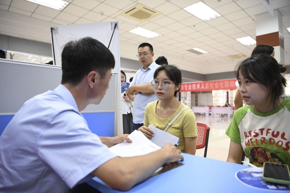 2023年7月29日，“揚(yáng)就業(yè)之帆，啟夢(mèng)想之旅”2023年寧夏（銀川）離校未就業(yè)高校畢業(yè)生招聘會(huì)在寧夏（銀川）人力資源服務(wù)產(chǎn)業(yè)園舉行。求職者（右）在招聘會(huì)現(xiàn)場與用人單位交流。新華社記者 馮開華 攝