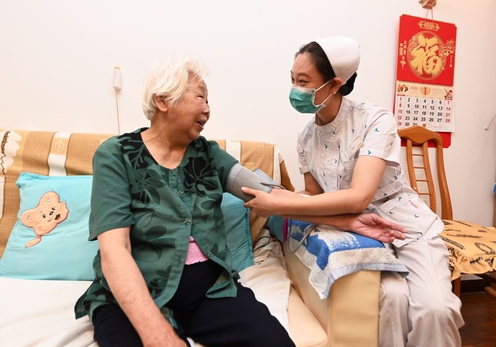 河北廊坊三河市燕達(dá)金色年華健康養(yǎng)護(hù)中心醫(yī)務(wù)人員為入住老人測量血壓（2023年7月20日攝）。新華社記者 朱旭東 攝