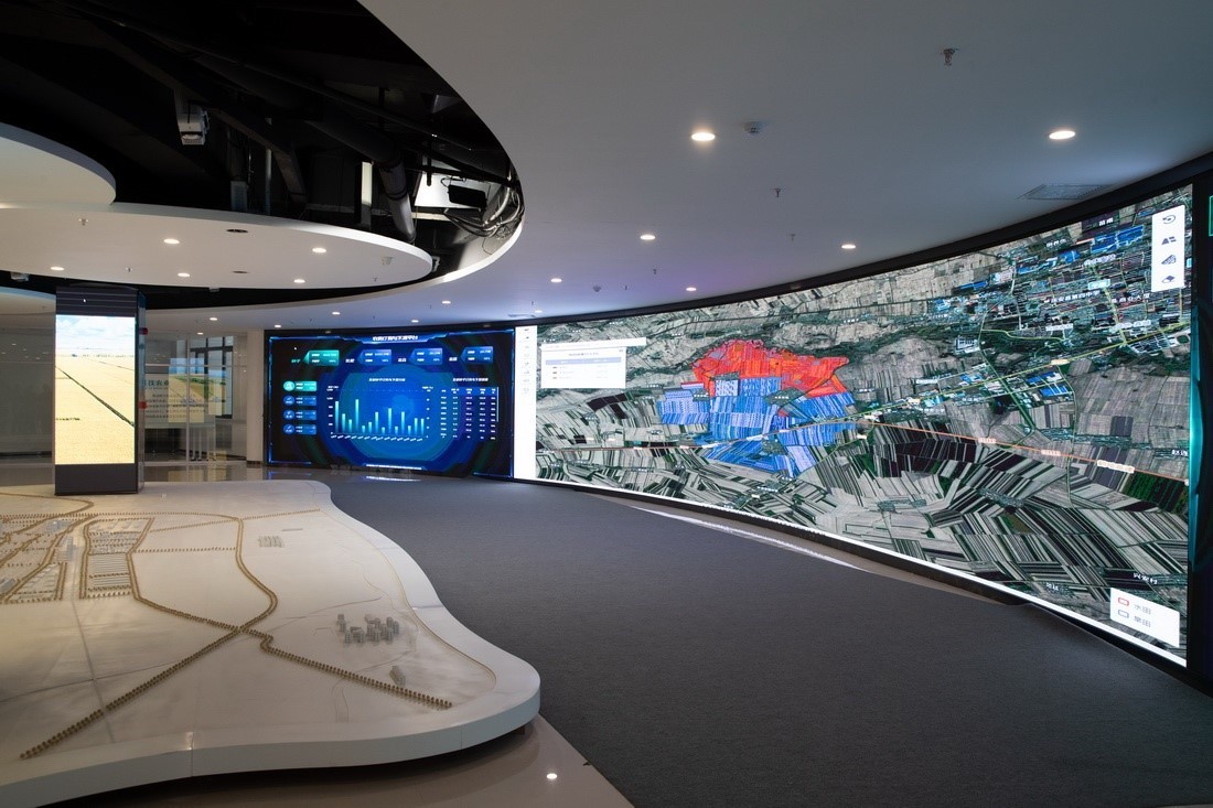 黑龍江省慶安縣數(shù)字農(nóng)業(yè)指揮中心平臺上展示的黑土地情況（4月26日攝）。新華社記者 張濤 攝