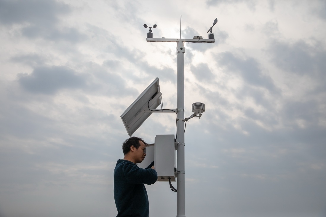 在北大荒集團(tuán)閆家崗農(nóng)場有限公司農(nóng)業(yè)現(xiàn)代化示范區(qū)，工作人員在調(diào)試氣象設(shè)備（4月27日攝）。新華社記者 張濤 攝