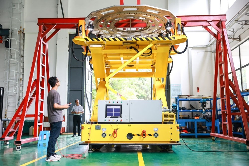 7月26日，工作人員在調(diào)試饋源接收機拆裝機器人。新華社記者 歐東衢 攝