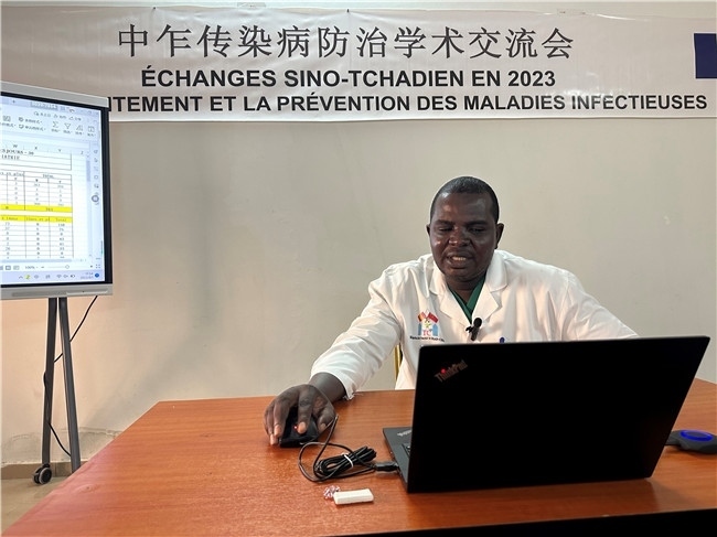 圖為中乍友誼醫(yī)院兒科護(hù)士長穆罕默德·阿米勒·阿里授課。中國援乍得醫(yī)療隊供圖