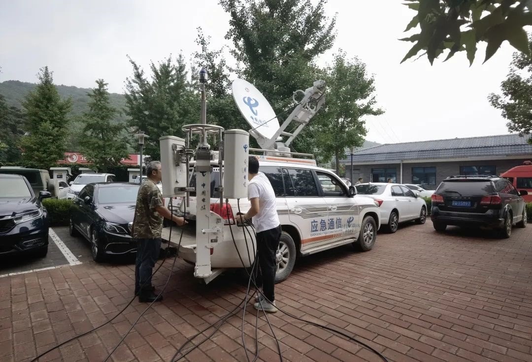 工作人員正在進(jìn)行通信搶修。 受訪者供圖