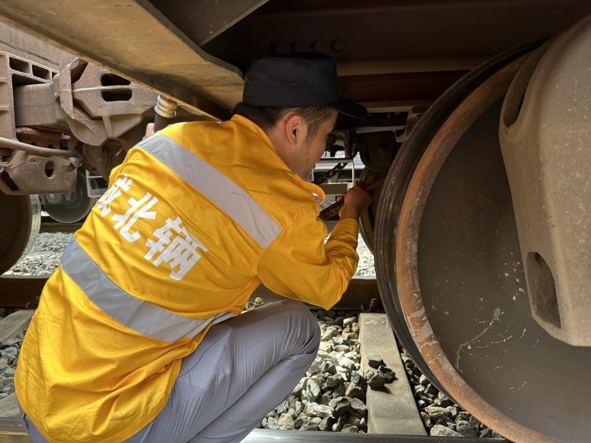 劉偉在進(jìn)行列車檢查工作。人民網(wǎng) 王紹紹攝