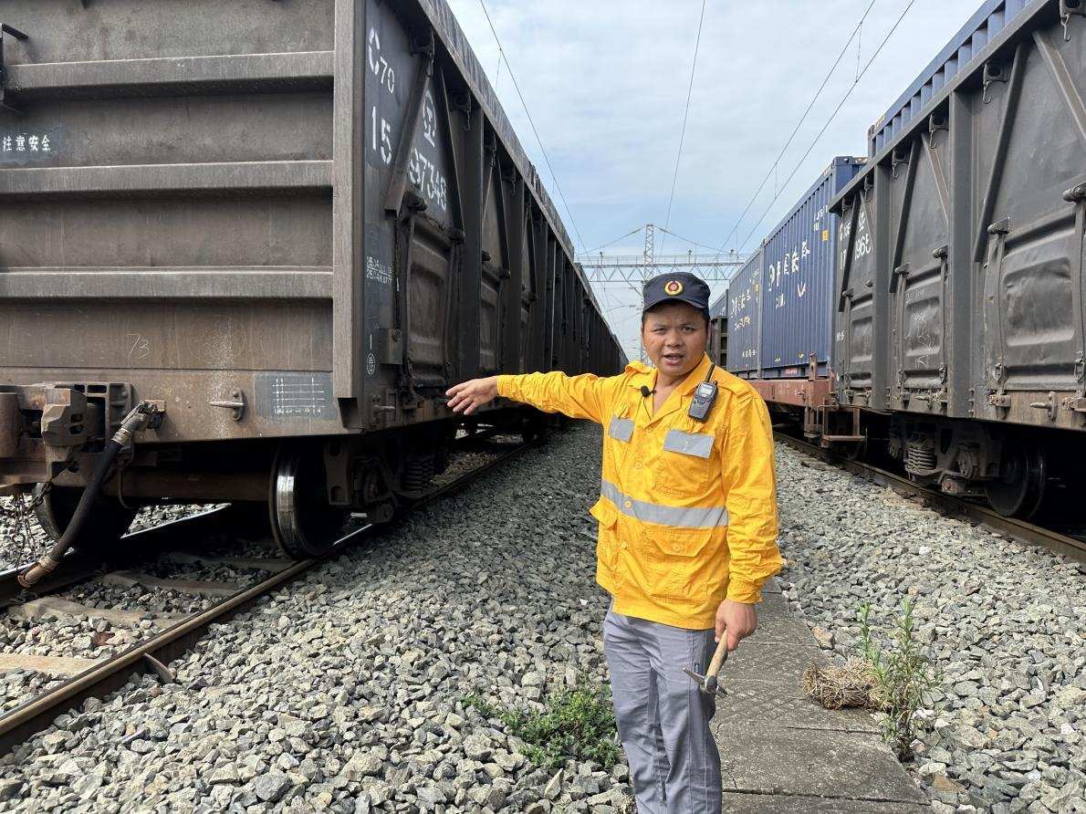 劉偉在向記者介紹檢車注意事項(xiàng)。人民網(wǎng) 王紹紹攝