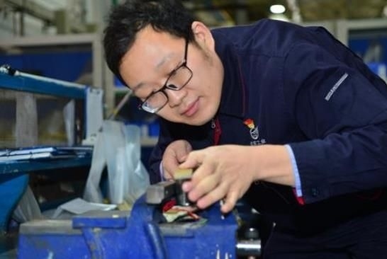 工作中的方文墨。航空工業(yè)沈飛供圖