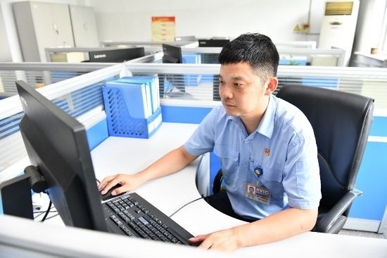 工作中的康凱。航空工業(yè)沈飛供圖