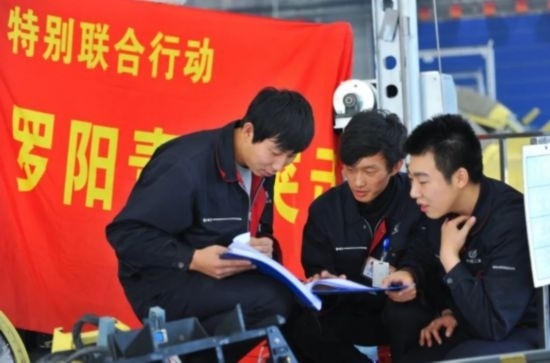 在工作中的“羅陽(yáng)青年突擊隊(duì)”隊(duì)員。航空工業(yè)沈飛供圖