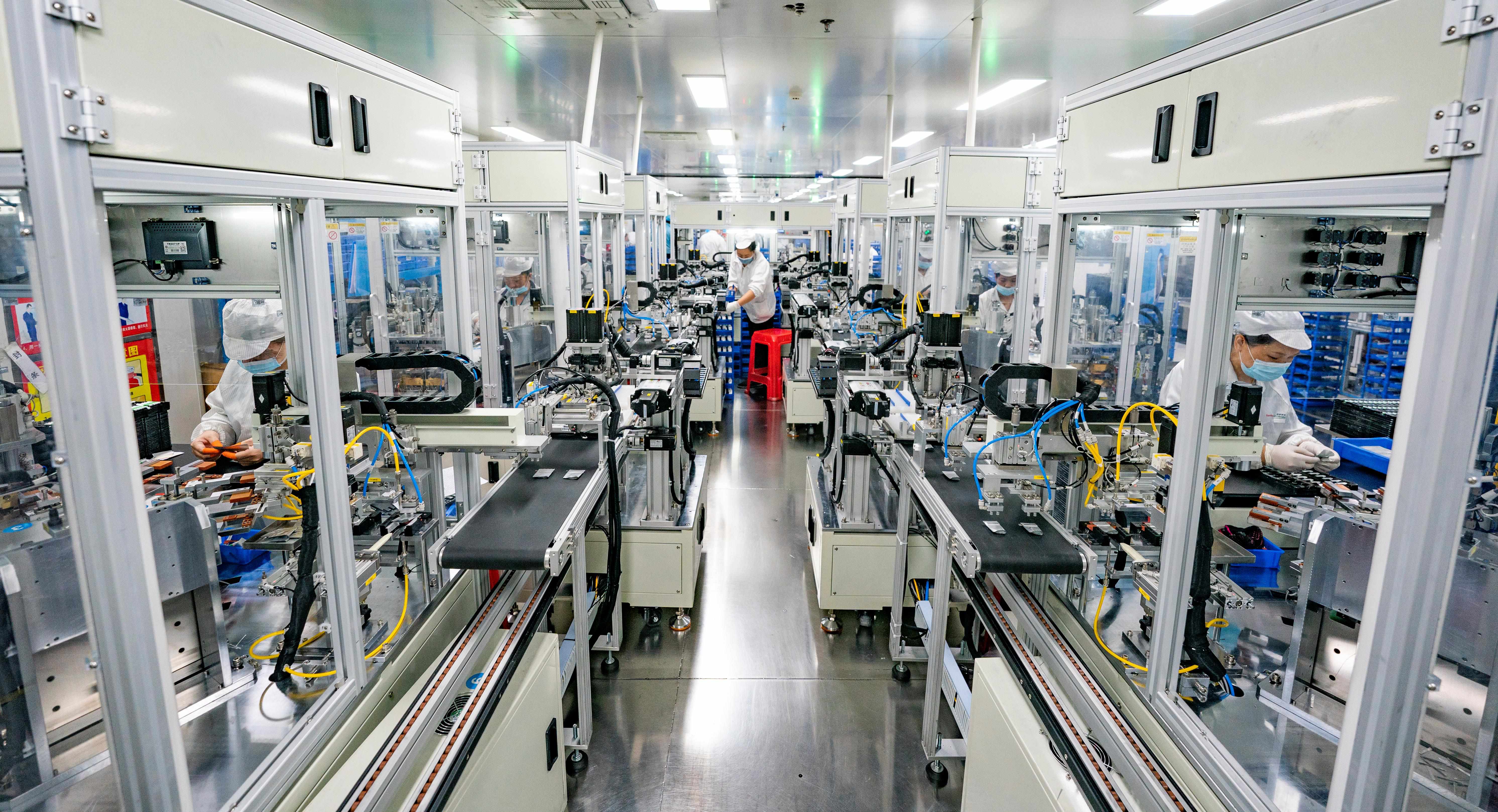 2023年5月17日，江西新余一家電子公司生產(chǎn)車間內(nèi)，技術(shù)工人在鋰電池生產(chǎn)線忙于趕制訂單產(chǎn)品。