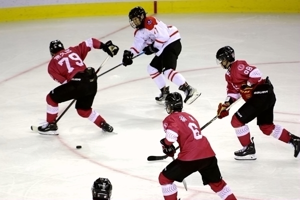 重慶隊球員常久遠(左)與陜西隊球員呂知宜拼搶。人民網(wǎng)記者 胡雪蓉攝