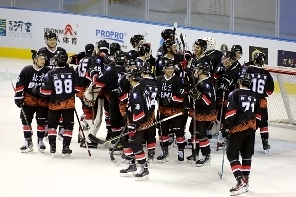 北京隊慶祝奪冠。人民網(wǎng)記者 胡雪蓉攝