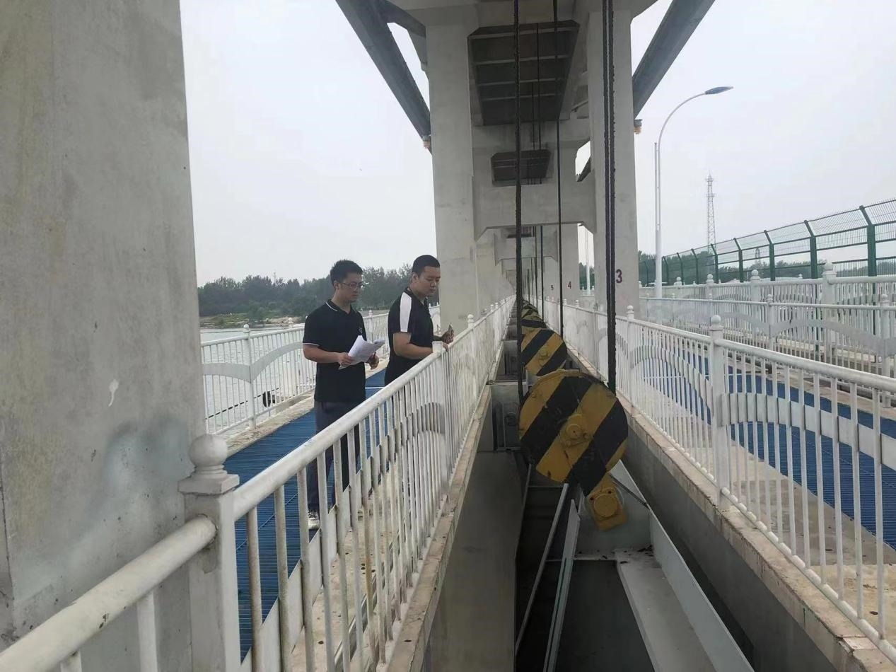 海委海河下游管理局獨(dú)流減河進(jìn)洪閘管理處工作人員檢查水閘閘門啟閉機(jī)。受訪者供圖