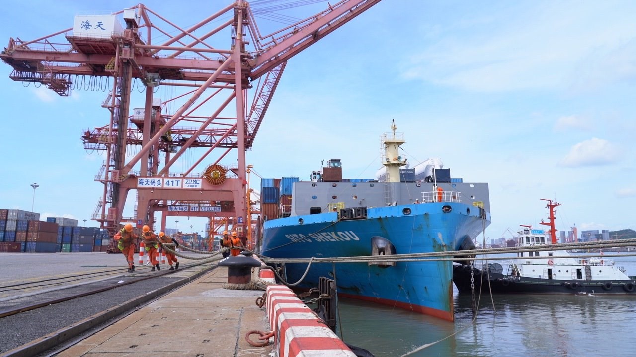 7月22日上午，“絲路海運(yùn)”電商快線“海豐蛇口”輪停靠廈門海天碼頭12號泊位裝卸集裝箱貨物。人民網(wǎng)記者 蘭志飛攝