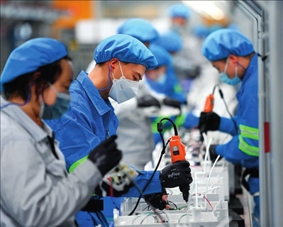 工人在浙江沁園水處理科技有限公司生產(chǎn)車間組裝家用凈水產(chǎn)品（2023年3月22日攝）。黃宗治攝/本刊