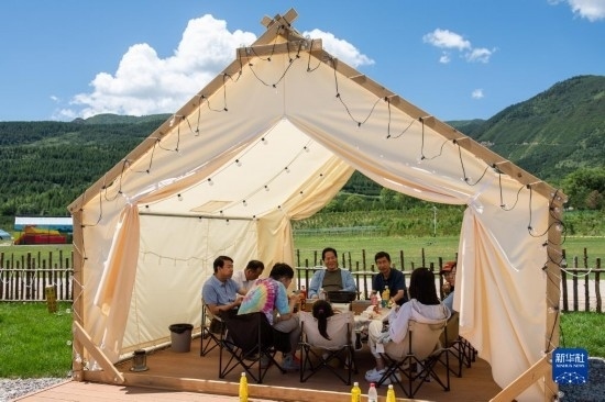 8月12日，游客在寧夏固原市涇源縣大灣鄉(xiāng)楊嶺村品嘗當?shù)孛朗场Ｐ氯A社記者 李旭倫 攝