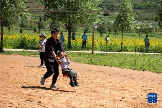 8月12日，游客在寧夏固原市涇源縣大灣鄉(xiāng)楊嶺村玩耍。新華社記者 李旭倫 攝