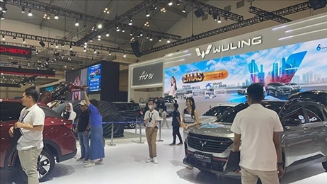 印尼消費者參觀上汽五菱的展臺。趙世祺 攝