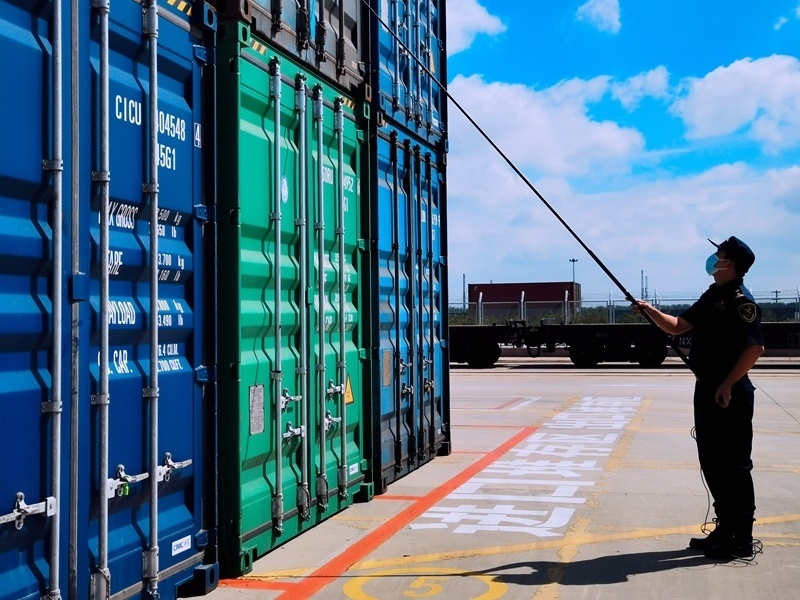 關(guān)員利用工業(yè)內(nèi)窺鏡檢查箱號、鎖號、封志情況。人民網(wǎng)記者 栗翹楚攝