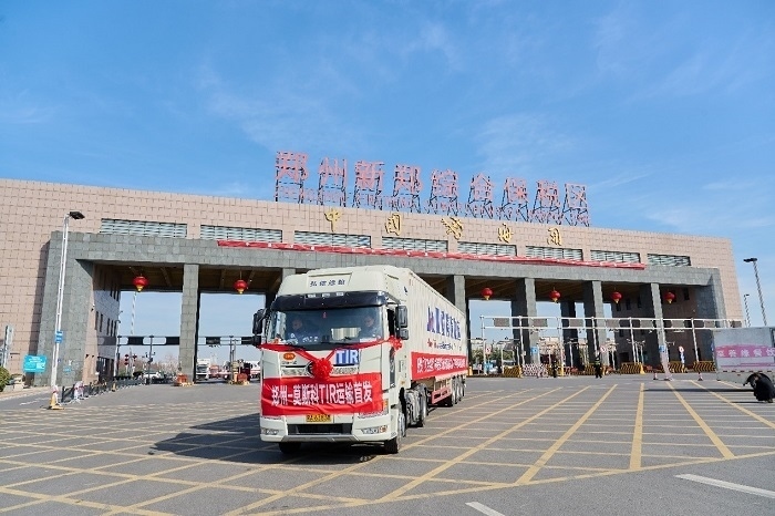 2023年2月20日，鄭州—莫斯科TIR運輸首發(fā)車輛駛出鄭州新鄭綜合保稅區(qū)。新鄭海關(guān)供圖