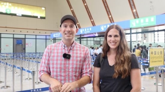 6月13日，來自美國的德拉古（Dragoo）夫婦將首次乘坐中老鐵路國際旅客列車從中國出境。李揚 攝