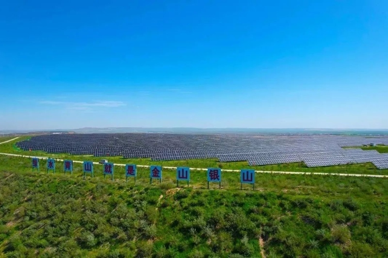 勝利能源露天礦排土場15.3萬千瓦光伏電站并網(wǎng)發(fā)電。受訪者供圖