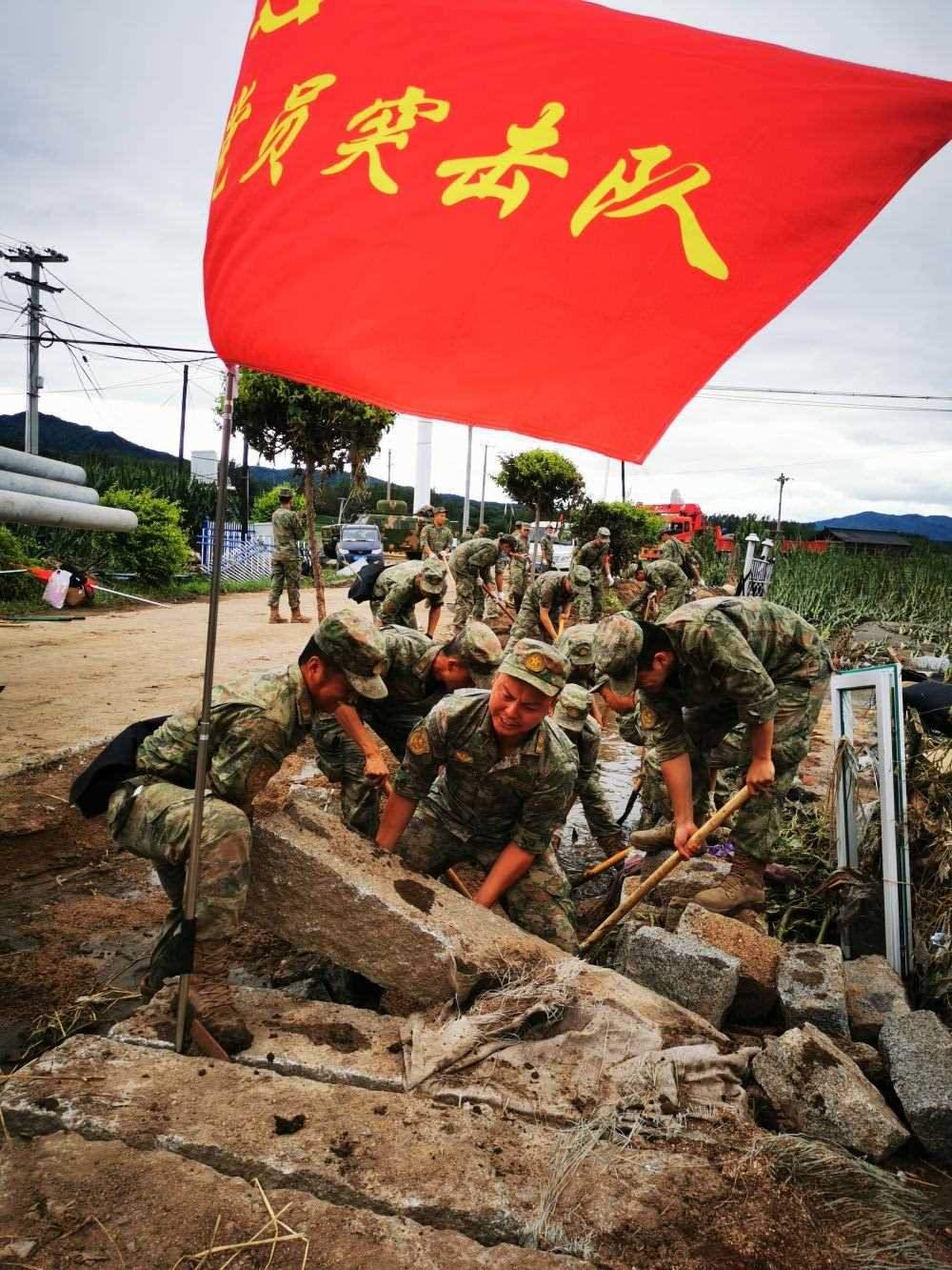 8月7日，陸軍第78集團(tuán)軍某旅組織黨員突擊隊(duì)在吉林舒蘭市七里鄉(xiāng)清理路障。新華社發(fā)（劉洋 攝）