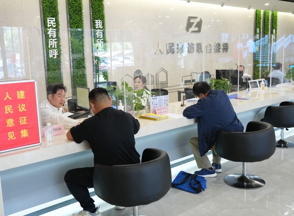 在杭州市余杭區(qū)社會治理中心，工作人員在接待前來上訪的群眾（5月25日攝）。新華社記者 翁忻旸 攝