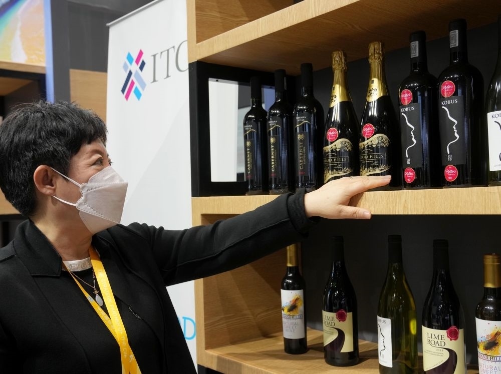 這是在中國上海舉行的第五屆進(jìn)博會(huì)上拍攝的來自南非的葡萄酒（2022年11月7日攝）。