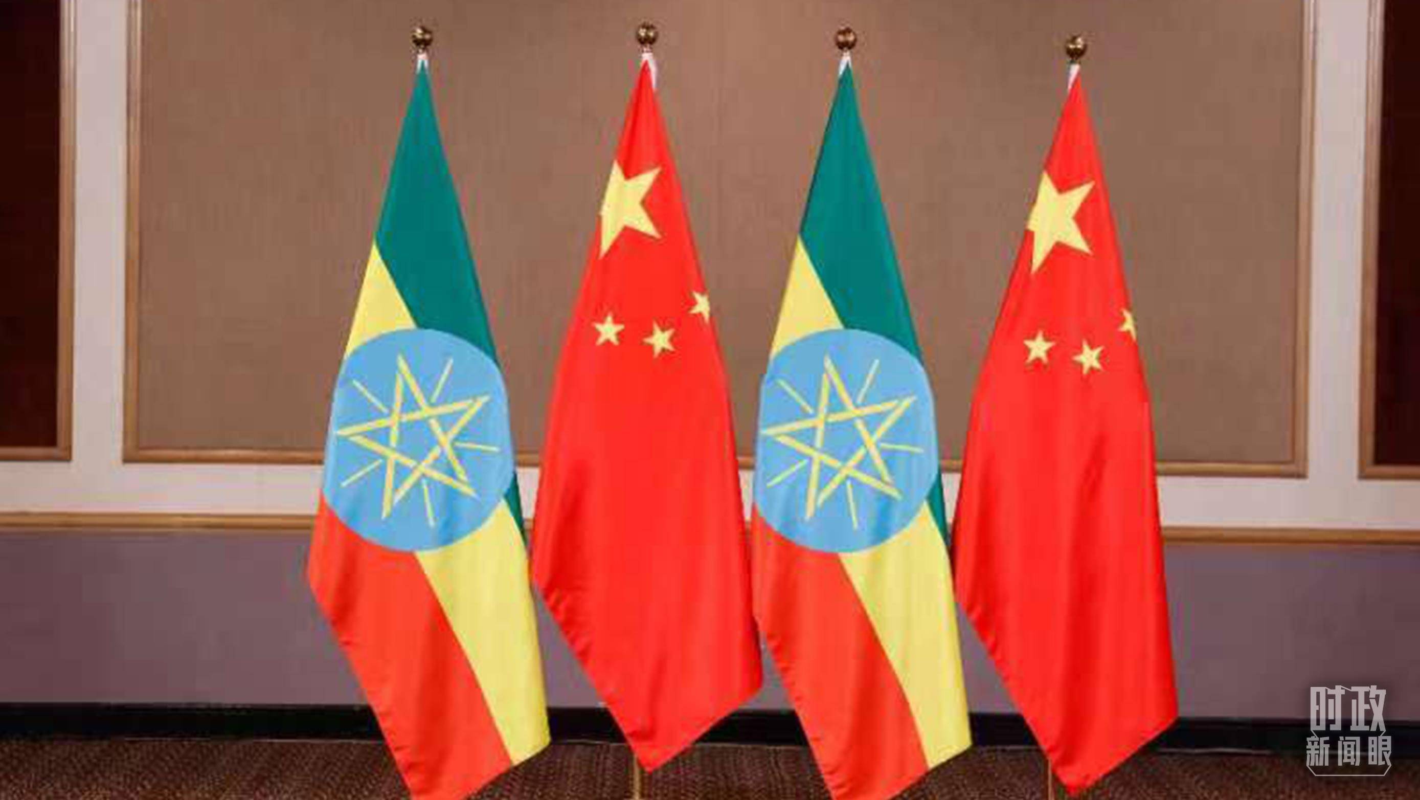 △會見現(xiàn)場的中國、埃塞兩國國旗。（總臺央視記者耿小龍拍攝）