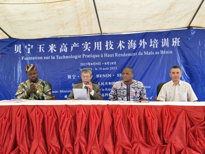 8月9日，2023年貝寧“玉米高產(chǎn)實(shí)用技術(shù)培訓(xùn)班”開班儀式在位于塞梅波吉市的中國援貝寧農(nóng)業(yè)技術(shù)示范中心舉行。
