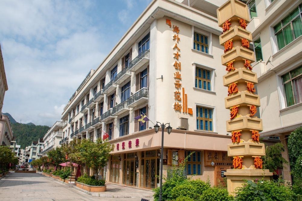 浙江溫州文成縣玉壺鎮(zhèn)是全國(guó)著名僑鄉(xiāng)。近年來(lái)，當(dāng)?shù)胤e極搭建平臺(tái)，吸引華僑回鄉(xiāng)創(chuàng)業(yè)。圖為該鎮(zhèn)的海外人才創(chuàng)業(yè)示范街