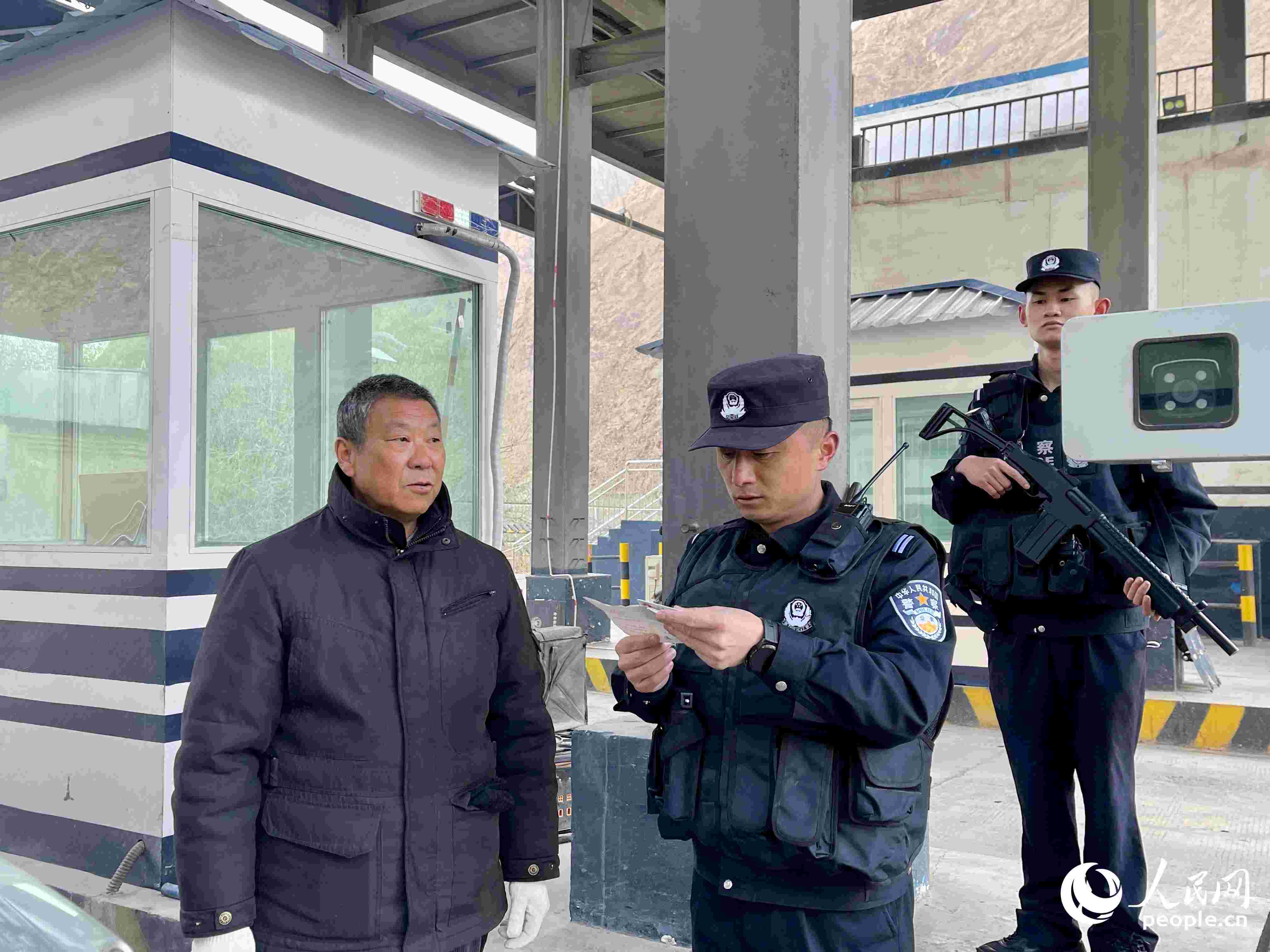 2023年5月10日，在庫地邊境檢查站，陳暢核對進出邊境管理區(qū)人員信息。人民網(wǎng) 周靜圓攝