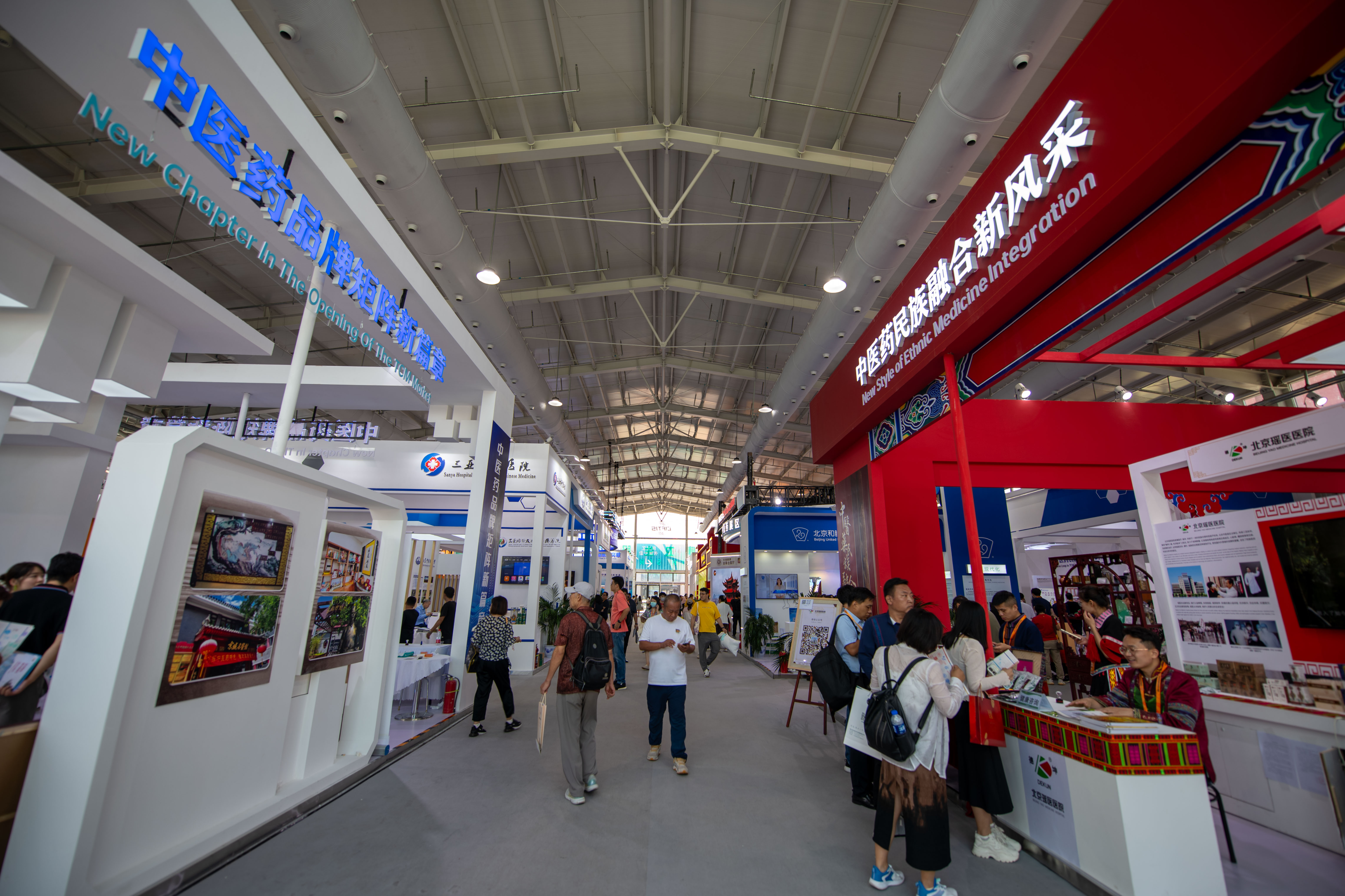 在位于首鋼園的健康衛(wèi)生服務展區(qū)，觀眾正在參觀。人民網記者 翁奇羽攝