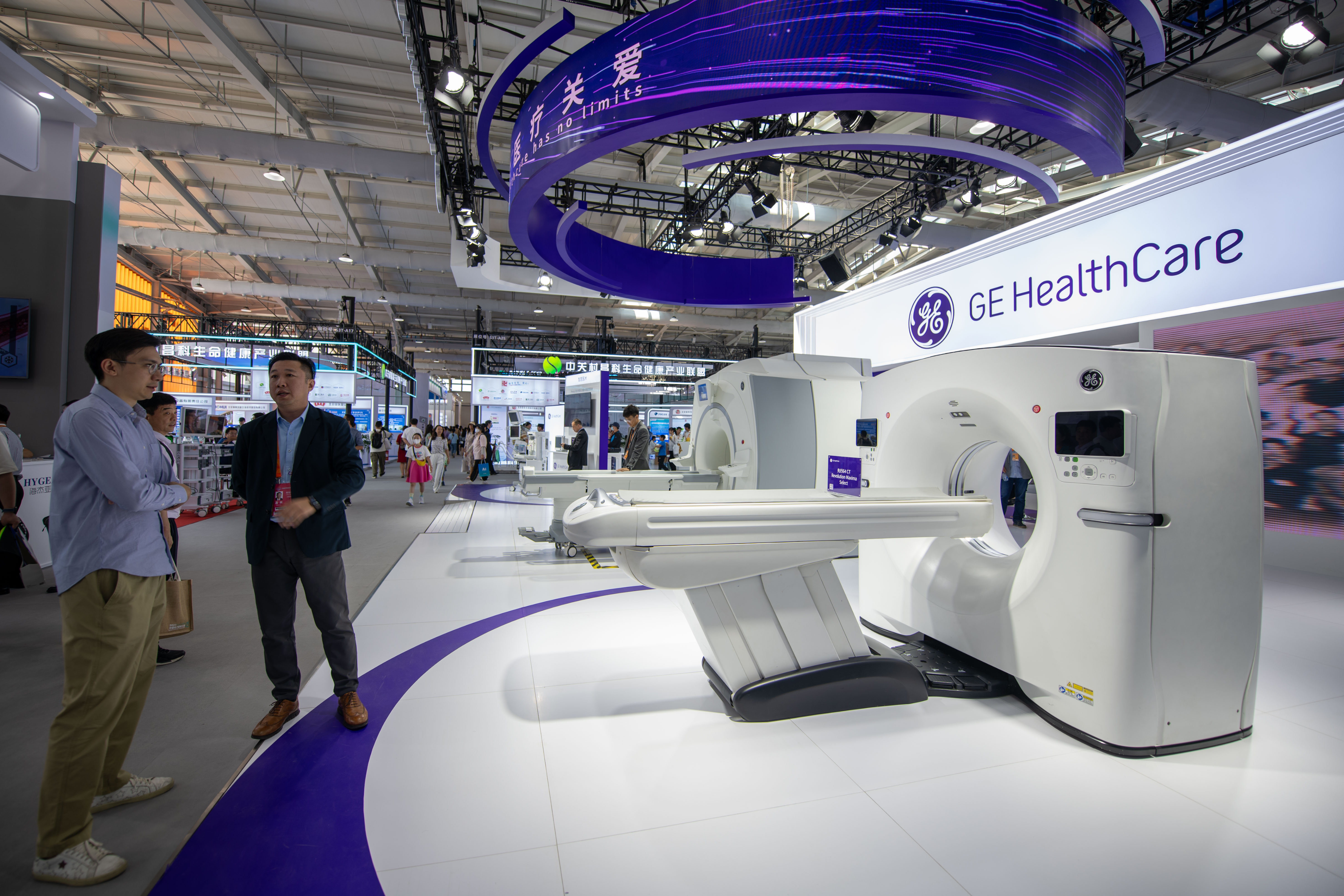9月3日，在位于首鋼園的健康衛(wèi)生服務展區(qū)，觀眾正在參觀GE展臺。人民網記者 翁奇羽攝