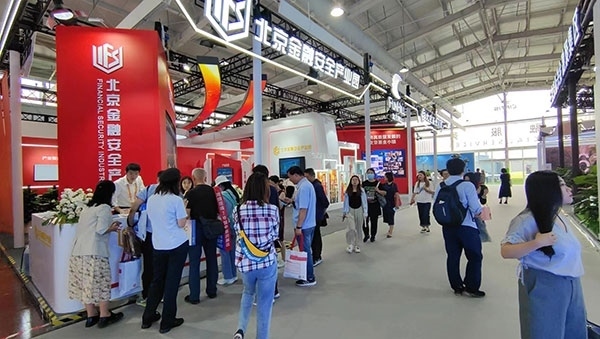 金融安全、投資者教育是金融服務(wù)展區(qū)知識科普的重要展示環(huán)節(jié)。人民網(wǎng)記者 李彤?dāng)z