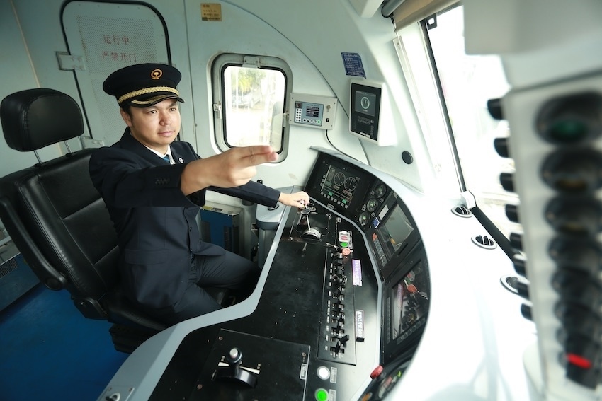 發(fā)車前，仲俊斕確認儀表、指示燈狀態(tài)正常。成都機務段供圖