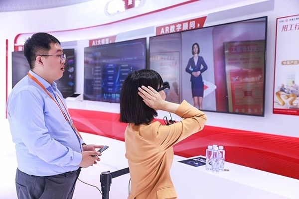 在工商銀行展臺，數(shù)字員工“工曉伴”與觀展游客互動。受訪者供圖