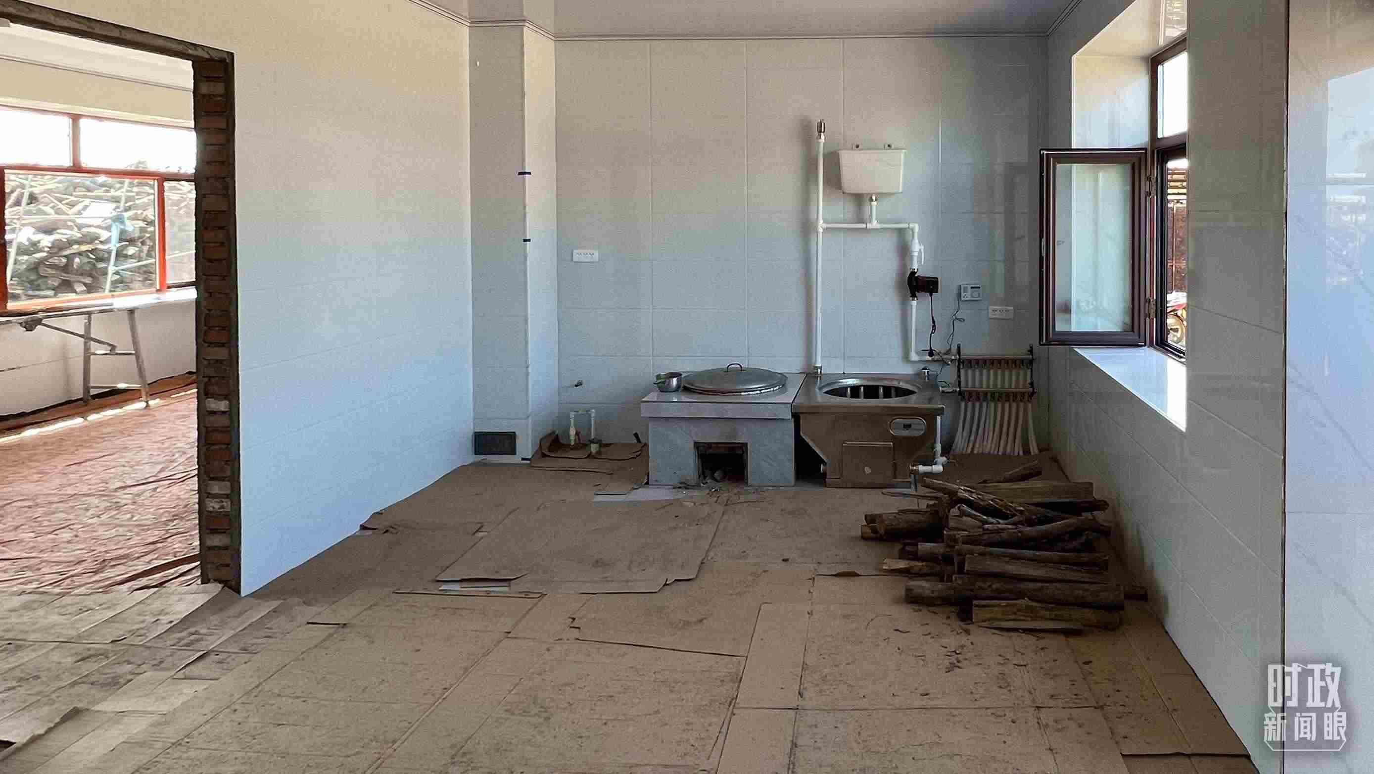 △龍王廟村內(nèi)，受災(zāi)房屋內(nèi)部正在進(jìn)行翻修。（總臺(tái)央視記者邢彬拍攝）