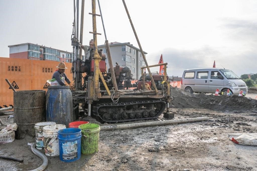 近日，在黑龍江省尚志市老街基鄉(xiāng)，施工人員正在作業(yè)。新華社記者 謝劍飛 攝