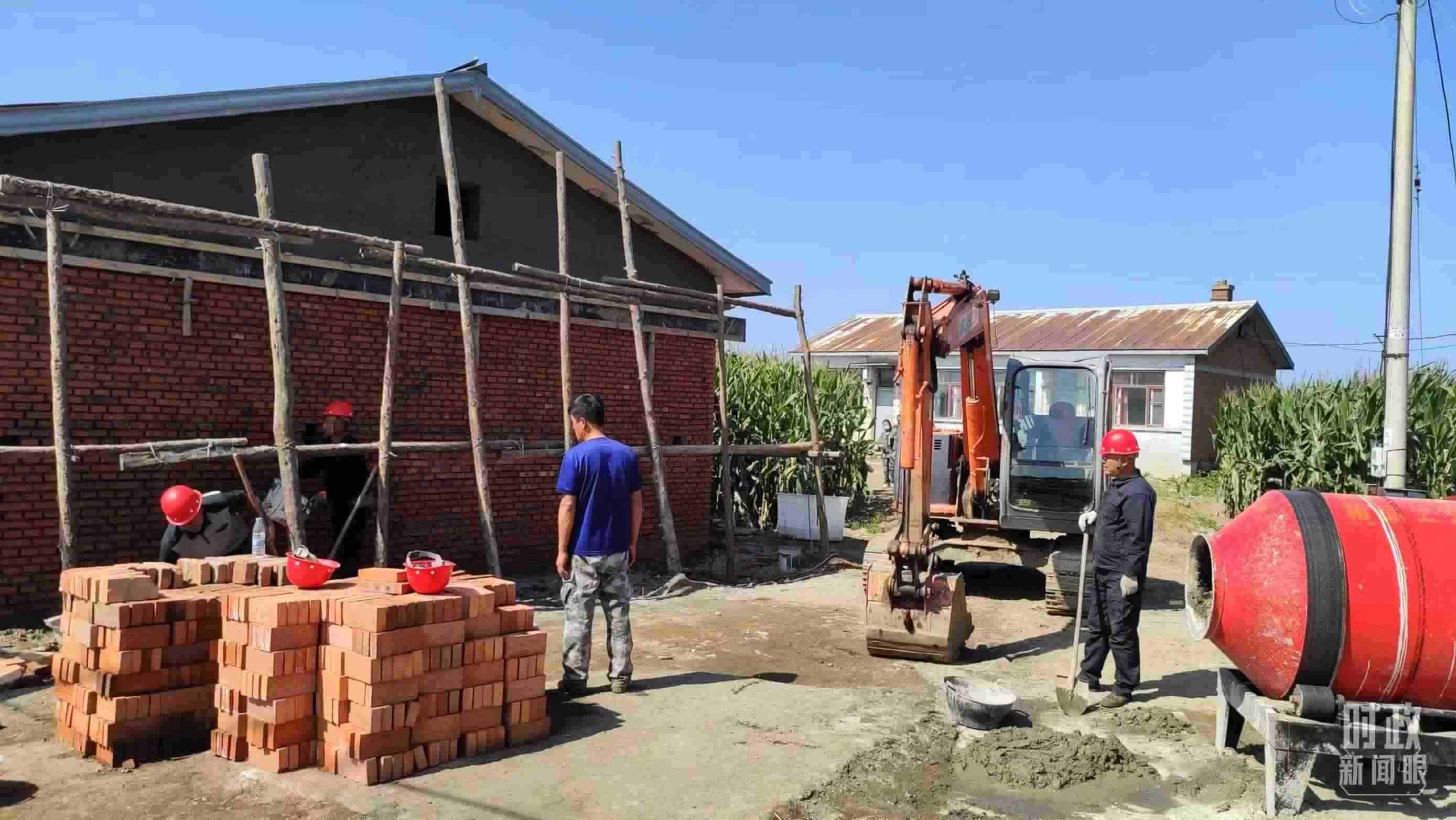 △村民正在修繕被損的房屋。（總臺央視記者薛冠南拍攝）