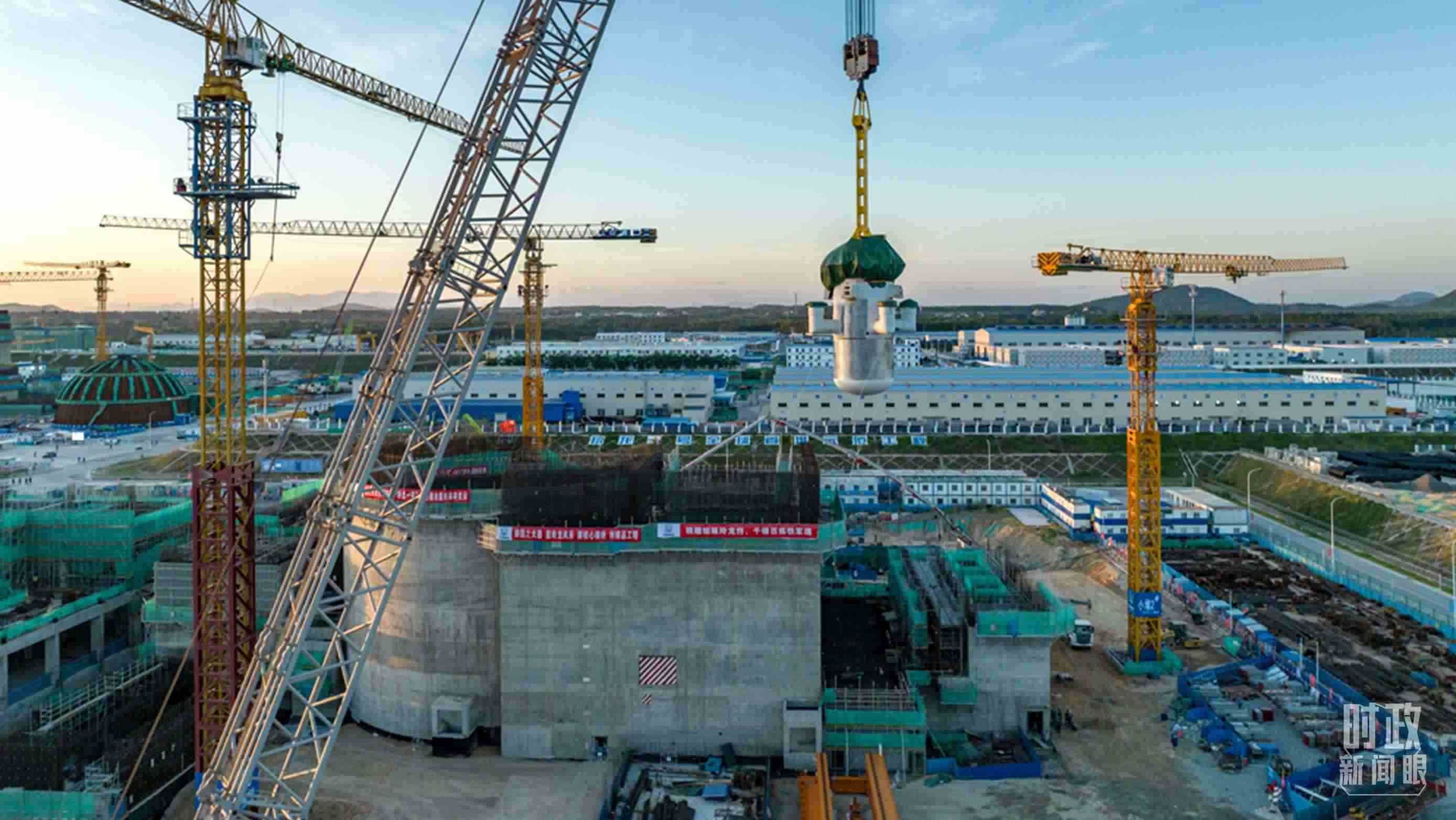 △8月10日，由中國第一重型機(jī)械股份公司承制的玲龍一號反應(yīng)堆核心模塊“玲龍之心”成功吊裝。（圖/國務(wù)院國資委網(wǎng)站）